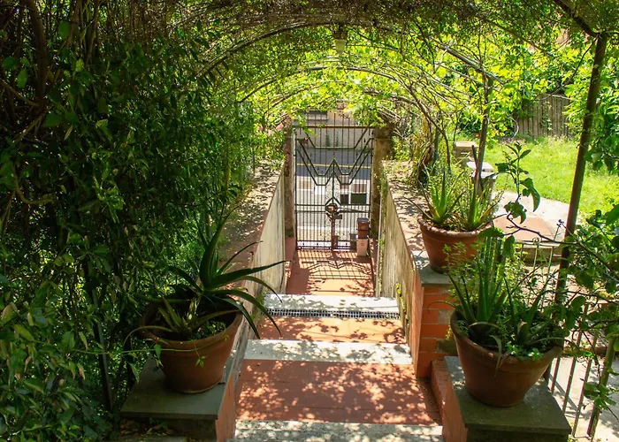 فندق مبيت وإفطار Caligo B&B Secret Garden Villa Room Vicino Alle Cinque Terre 3*